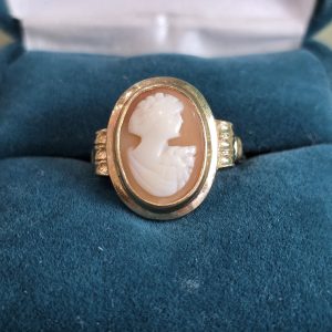 Estate Smooth Edge Fluted Band Cameo Ring