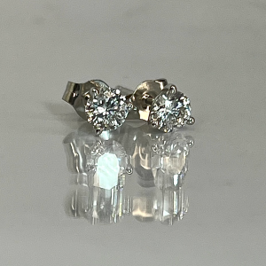 18k White Gold Diamond Studs