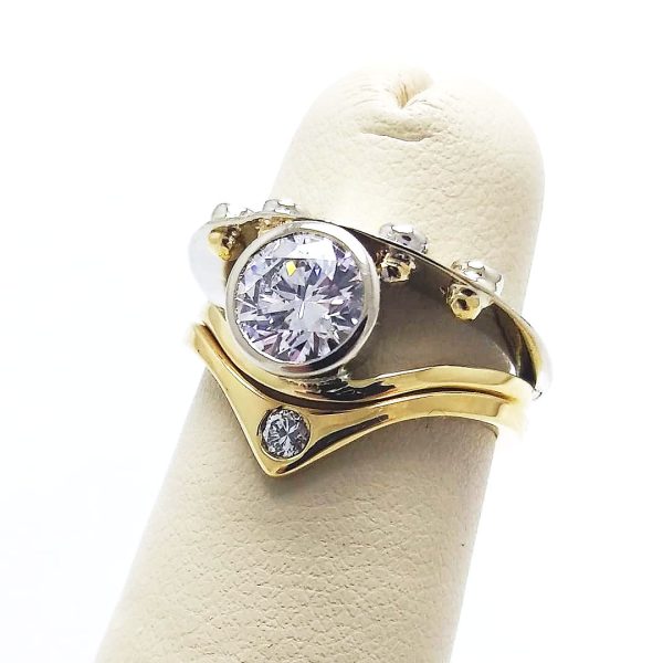 Solitaire Diamond UV Contour Wedding Band